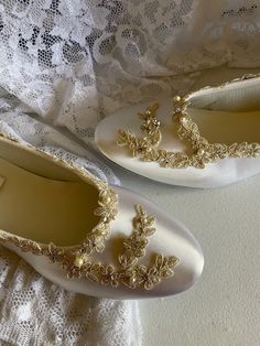 Wedding shoes with beautiful gold trim and silver glass crystals, and glass pearls. US Adult Sizes: 5, 5.5, 6, 6.5, 7, 7.5, 8, 8.5, 9, 9.5, 10, *11 & 12 And US Wide Width: 6W, 6.5W, 7W, 7.5W, 8W, 8.5W, 9W, 9.5W, 10W, *11W, 12W *11 & 12 in regular and wide width incur in an extra charge Please contact for size confirmation; SHOES ARE FINAL SALE! NO RETURNS NO EXCHANGES! Outside US buyers, please goggle a shoes size chart converter to figure your size or, contact me for help. Shoes descrip Gold Embellished Bridal Accessories For Wedding, Pearl Embroidered Closed Toe Wedding Shoes, Elegant Bridal Accessories With Pearl Embroidery For Ceremony, Elegant Cream Wedding Shoes With Pearl Embroidery, Elegant White Wedding Shoes With Pearl Embroidery, Elegant Pearl Embellished Wedding Shoes For Reception, Elegant Pearl Embroidered Wedding Shoes, Champagne Closed Toe Wedding Shoes, Embellished Closed-toe Wedding Shoes