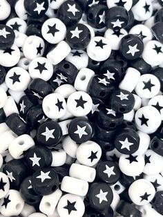 Black And White Goth Aesthetic, Star Bead Bracelet, Beads Aesthetic, Cute Beads, Black Items, Star Beads, Black And White Stars, White Stars