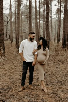 Fall neutal maternity photoshoot idea. Ribbed knit dress. Cute Maternity Poses, Maternity Pic Inspiration, Maternity Pics Outside, Fall Maternity Poses, Maternity Photography Couples Outdoor, Pregnancy Photo Poses, Casual Fall Maternity Photoshoot