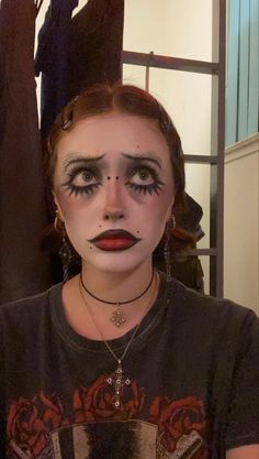 90s Makeup Alternative, Wierd Makeup Ideas, 80s Vampire Makeup, Horror Makeup Halloween, Clown Makeup Horror, Spooky Makeup Ideas, Clown Eyebrows, Clown Make Up Aesthetic, Unique Clown Makeup