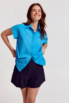 Our custom mid-weight cotton poplin feels luxe yet relaxed in our oversized Short Sleeve Boyfriend Shirt.  This is our loose-fitting cotton short sleeve, designed to be the warm weather shirt you grab for easy everyday dressing.  

  Rochelle Behrens reimagined how shirts should fit and feel. Our patented No Gape® button technology, seamlessly designed into every shirt and shirtdress we design, eliminates blouse gape. Finally, say bye-bye blouse gape, and hello to The Shirt.

  
 * 100% Cotton Relaxed Short Sleeve Shirt For Daywear, Relaxed Blue Shirt For Daywear, Casual Turquoise Short Sleeve Blouse, Casual Turquoise Cotton Blouse, Effortless Relaxed Fit Short Sleeve Shirt, Turquoise Relaxed Fit Short Sleeve Top, Effortless Cotton Short Sleeve Shirt, Turquoise Short Sleeve Top With Relaxed Fit, Turquoise Short Sleeve Top Relaxed Fit