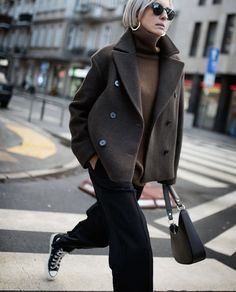 Peacoat Outfit, Fall Outfits Pinterest, Paris Outfits, Brown Coat, 가을 패션, Autumn Outfit, Winter Fashion Outfits, Minimal Fashion, Look Fashion