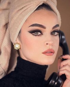 Maquillage Pin Up, Vintage Makeup Looks, 60s Makeup, Maquillage On Fleek, Dramatic Makeup, Dark Makeup, Vintage Makeup, Make Up Looks