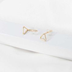 Wir präsentieren unsere winzigen dreieckigen Ohrstecker aus Gold, die perfekte Mischung aus minimalistischem Stil und modernem Charme. Diese Ohrringe bestehen aus zarten dreieckigen Ohrsteckern, die mit Präzision und Liebe zum Detail gefertigt wurden. Sie sind aus hochwertigem Gold gefertigt und bieten einen zeitlosen und doch modernen Look, der jedes Outfit mühelos ergänzt.

 Erweitern Sie Ihre Schmuckkollektion mit unseren geometrischen Ohrsteckern in Dreiecksform. Ob allein getragen für ein Trendy Gold Triangle Earrings, Gold Triangle Minimalist Earrings, Minimalist Triangle Jewelry For Pierced Ears, Minimalist Gold Triangle Earrings, Minimalist Triangle Earrings For Everyday, Chain Threader Earrings, Wire Jewelry Earrings, Triangle Stud Earrings, Triangle Earrings Stud