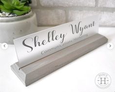 Cette option permet de demander une nouvelle adresse de livraison après le retour du colis à l'expéditeur. L'acheteur demande une adresse de livraison nouvelle/différente. Name Plate For Office, Teacher Name Plate, Office Name Plate, Teacher Name Plates, Desk Name Tags, Office Desk Name Plates, Name Plate Design, Personalized Name Plates, Office Names