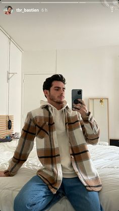 Flannel Overshirt Men Outfit, Mens Coffee Shop Outfit, Dressy Flannel Outfits Men, Beige Flannel Outfits Men, Flannel Outfits Men Winter, Mens Fall Aesthetic, Guy Fall Outfits Aesthetic, Guy Outfits Winter, Brown Flannel Outfit Men