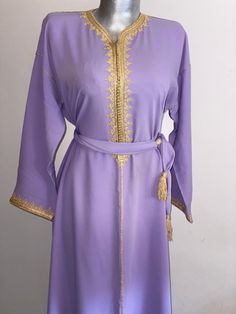 Moroccan caftan in crepe worked with golden sfifa, very chic to wear and very comfortable. Refined work. Fabric: crepe Color: lilac with belt Shoulder to shoulder: 64 cm Armpit to armpit: 70 cm Handle length: 47 cm Kaftan length: 150 cm For weddings, birthdays and all receptions. Gift for her, Abaya, gold thread Moroccan Kaftan, Moroccan Caftan, Gold Thread, Gold Threads, Dress Clothes For Women, Morocco, Gift For Her, Lilac, Dress Outfits