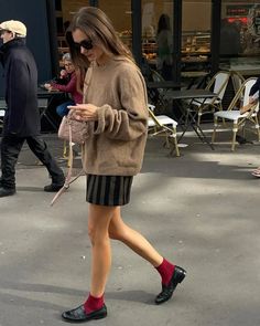 Embrace dark academia aesthetic’s whimsical cousin with these 15 casual light academia outfits! Fall Mini Skirt, Loafers With Socks, Red Socks, Loafers Outfit, Sock Outfits, Personal Style Inspiration, Miniskirt Outfits, Monica Bellucci