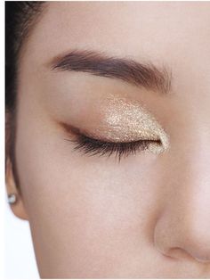 Champagne inspired eye makeup #sparklingeverafter: Trucco Smokey Eye, Teknik Makeup, Glittery Eyeshadow, Makeup Gold, Makeup For Older Women, Makeup Secret, Makeup List, Make Up Inspiration