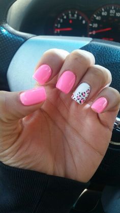 Mail Ideas Short Square, Pink Summer Dip Nails, Hot Pink Dip Nail Ideas, Summer Nails 2023 Gel Designs, Bright Nails For Summer Short, Hot Pink Shellac Nails, Summer Gel Nails Pink, Bright Dip Nails For Summer, Hot Pink Fall Nails