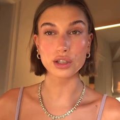 Hailey Baldwin Skincare, Haily Biber Haircuts, Hailey Bieber Earrings, Hailey Bieber Makeup, Light Makeup Looks, Vogue Beauty, Glowing Makeup, Aesthetic Makeup