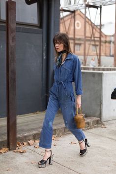 Esta Es La Prenda Que No Puede Faltar En Tu Closet Esta Primavera | Cut & Paste – Blog de Moda Denim Coverall, Jumpsuit Denim, Denim Street Style, Look Jean, Jeans Overall, Style Casual Chic, Boiler Suit, Boyfriend Jean