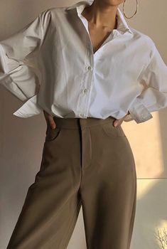 Minimal Chic Outfits, Chique Outfit, Chique Outfits, Outfit Chic, White Button Down Shirt, Brown Pants, Minimal Chic, Mode Inspo, 가을 패션