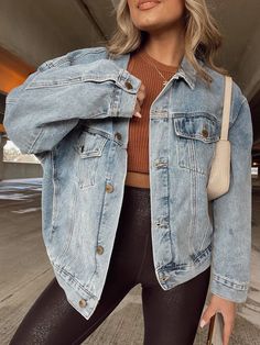 Comfy Jean Jacket Outfit, Jean Jacket Outfits Western, Jean Jacket Inspo Outfits, Cute Outfits With Jean Jackets, Vintage Jean Jacket Outfit, Leggings And Jean Jacket Outfit, Light Jean Jacket Outfit, Jean Jacket Outfits Women, How To Style A Jean Jacket