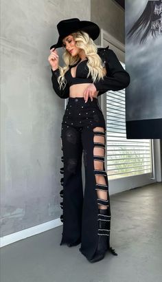 Gothic Cowboy Aesthetic, Rodeo Outfits For Black Women, Witchy Cowgirl, Rhinestone Cowgirl Outfits, Buckle Bunny Outfits, Spooky Cowgirl, Top Vaquero, Traje Cowgirl, Outfit Vaquero