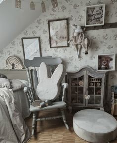 a child's bedroom decorated in grey and white