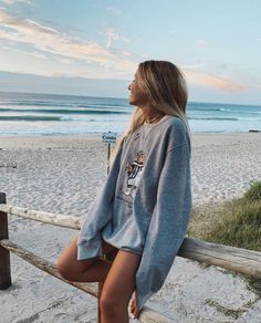 Beach Instagram Pictures, Beach Sweater, Beach Sweatshirt, Winter Beach, Beach Pictures Poses, Pic Pose, Instagram Pose, Instagram Photo Inspiration