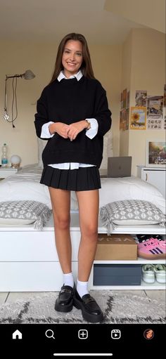 birteko Varsity Skirt Outfit, School Outfits University, Winter Deep, Dinner Outfit Casual, Mon Dressing, Skirt Outfits Fall, Work Fits, Estilo Indie, Paris Trip