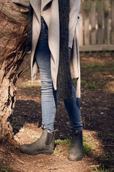 Rustic Black Blundstone Outfit, How To Wear Blundstone Boots Women, Rustic Black Blundstones, How To Wear Blundstone Boots, Black Blundstone Outfit, How To Style Blundstone Boots, Blundstone Rustic Black, Styling Blundstone Boots, Black Blundstones