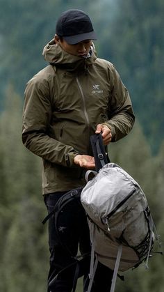 Get ready for outdoor sports adventures with these dynamic outfit ideas. Elevate your performance and embrace the thrill of outdoor activities. #OutdoorSportsOutfit #AdventureAthletics #TrailReady Men Hiking Outfit, Mens Outdoor Style, Spring Hiking Outfits, Hiking Outfits, Spring Hiking