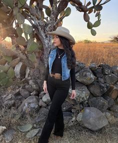 Freezing Winter Outfits, Ranchero Outfits Women, Winter Outfits Cold Freezing, Cold Winter Outfits Aesthetic, Vaquera Outfit Mexican, Cowboy Outfits For Women, Outfits Aesthetic Winter, Takuachita Outfits, Cold Winter Outfits