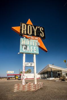 a motel sign in front of a building with a large star on it's roof