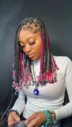 Knotless Braids with Beads: 34 Inspos for You Short Knotless Braids With Beads Green, Short Braids With Beads With Color, Black Girls Hairstyles Braids With Beads, Box Braids With Beads, Braided Hairstyles For Black Kids, Bob Braids Hairstyles, Cute Box Braids, Short Box Braids Hairstyles, Short Box Braids