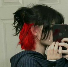 𝑒𝑙𝑎. Paramore Hair Color, Short Hair Dyed Underneath Red, Black And Red Dyed Hair Short, Short Hair With Colored Ends, Short Hair Dye Ideas Underneath, Read Hair Color Red, Dyed Back Of Hair, Top Bottom Split Hair Dye, Fu In My Head