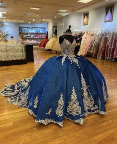 Dresses Sunflower, 15 Birthday Party, Evening Dress Off Shoulder, Sweet 15 Birthday, Sparkly Ball Gown, Royal Blue Quince, Green Quinceanera Dresses