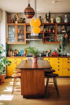 Modern Eclectic Kitchen, Eclectic Kitchen Design, Eclectic Kitchen, Mid Century Modern Kitchen, Yellow Kitchen, Boho Kitchen, Decor Tips, Kitchen Colors