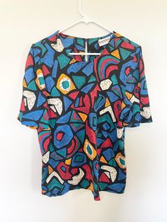 ✨PLEASE CHECK THE MEASUREMENTS BELOW BY COMPARING THEM TO A GARMENT WITH THE DESIRED FIT.  STANDARD LETTER SIZES VARY AND THE ONES I PROVIDE ARE ESTIMATE✨ Measurements taken flat  Shoulder to shoulder: 15 in Pit to pit: 20 in Length: 26 in Retro Multicolor Tops With Abstract Print, Retro Multicolor Abstract Print Tops, Retro Multicolor Top With Geometric Pattern, Retro Abstract Print Patterned Tops, Vintage Multicolor Abstract Print Tops, Retro Abstract Print Patterned Blouse, Blouse Fits, Womens Blouses, Womens Clothing Tops