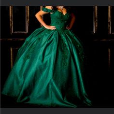 This Dress Is Too Beautiful To Store Purchased Originally For $1200 Comes With Original Garment Bag Elegant Green Ball Gown, Luxury Green Prom Dress, Quincenera Dress, Quinceñera Dresses, Garment Bag, Dress Beautiful, Dark Green, Prom Dresses, Prom