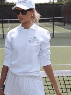 Classic Golf Outfits Women, Light Blue And Tan Outfit, Country Club Athleisure, Country Club Sweatshirt, White Aesthetic Fits, Tennis Inspired Outfit, Country Club Chic, Old Money Sport Outfit, Old Money Athleisure