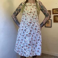 Tagged a size medium but fits more like an xs/small. Larger front pockets at each thigh. Large creamy pearlescent esq white buttons down front. The brand is Lan Siang. The pattern is so cute and featured French phrases with country, car and wheel barrows full of flowers, country cottages and such. So so sweet 🥹 No major flaws to note that I noticed. Seen mostly belted on a size small, 5'5"1/2, 33" bust, 26" waist & 39" hip (belt not included). Measurements taken flat then stretched taut.  Arm scythe: 6.5" flat up to 7.5" Chest: 17.5" flat up to 19" (35"-38") Waist: 19" (38") Hips: 23.5" (47") Length: 38" Pockets: 6"x6" Vintage Cotton Midi Dress For Summer, Vintage Cotton Midi Dress For Casual Wear, Casual Vintage Cotton Midi Dress, Cotton Midi Dress With Button Closure, Cotton Midi Dress With Button Closure For Daywear, Cotton Midi Dress With Buttons For Daywear, Cotton Button-up Sundress, Retro Cotton Midi Dress For Garden Party, Cotton Retro Midi Dress For Garden Party