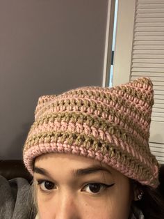 a close up of a person wearing a knitted hat with a crochet pattern