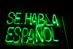 a neon sign that reads sehabla espanol on it's side