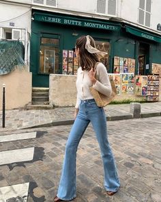 Blue Highwaist Jeans Outfit, Italian Jeans Woman, Flair Jeans Outfit 2023, Flared Jeans Boots Outfit, Light Blue High Waisted Jeans Outfit, Blue Flared Jeans Outfit Winter, Denim Flare Jeans Outfit Winter, Flare Jeans Outfit Platforms, Bootcut Summer Outfit