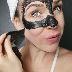 Diy Activated Charcoal, Avocado Face Mask Recipe, Diy Charcoal Mask, Face Mask Peel Off, Best Peel Off Mask, Activated Charcoal Mask, Charcoal Mask Benefits, Bronzing Pearls, Charcoal Peel Off Mask