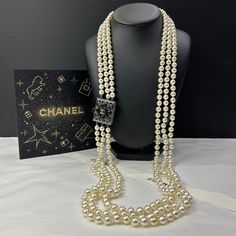 Le sautoir Chanel triple rangs en perles de verre blanches incarne l’élégance intemporelle de la maison de couture. Chaque rangée de perles reflète la lumière de manière délicate, créant une aura de sophistication. Orné d’un cabochon incrusté de pierres et de l’emblématique double C, il confère une touche distinctive à ce bijou. Ce sautoir offre une polyvalence stylistique, s’adaptant aussi bien à une tenue formelle qu’à une occasion plus décontractée, tout en incarnant le luxe intemporel propre Sac Louis Vuitton, Chic Me, Timeless Handbag, Global Style, Luxe Fashion, Bags Designer Fashion, Prada Bag, Dior Bag, Louis Vuitton Neverfull