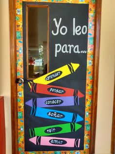 a door decorated with different colored pencils and writing that says yo leo para