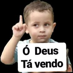 a young boy holding up a sign with the words o deus ta vendo