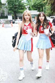 Eunseo and Chengxiao Beautiful Boho Dresses, Kpop Images, Cute Cheer Pictures, Female Kpop Idols, Graduation Picture Poses, Outfit Primavera, Army Women, Cheng Xiao, Japan Girl