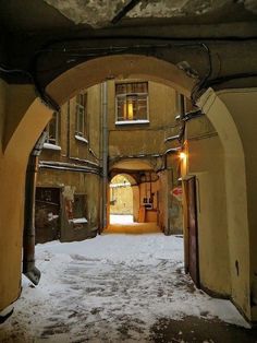 an alley way with snow on the ground