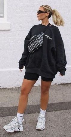 Streetwear Fall Fashion, Dresses With Sneakers, Outfit Inspirations Edgy, Ellie Beatrice Joslin, Essentials Sweatshirt, Outfits Leggins, Sportswear Outfits, Sneakers Street, Essential Hoodie