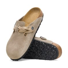 Women's Birkenstock Boston Braid Narrow - Taupe Suede The BIRKENSTOCK Boston is a veritable classic that can easily be worn all year round. The Boston has a legendary status thanks to its sophisticated, individually adjustable design. Here, the model comes with a special detail: the straps have a braided pattern, making them the perfect match for fashionable boho styles. The upper is made from especially soft suede which hugs the foot like a second skin. DETAILS: Anatomically shaped cork-latex f Boston Style, Birkenstock Clog, Gas Jeans, Womens Casual Boots, Braided Pattern, Mens Boots Casual, Birkenstock Women, Deus Ex Machina, Boston Clog