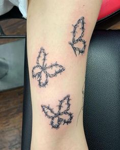 the tattoo on the leg shows three butterflies, one is black and one is white