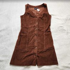 Brand:Gap Description: Women's Corduroy Dress In Brown. Some Reviewers Mentioned This Being Pretty Unforgiving Around The Hip Area, So I've Included Measurements From The Size 6 So You Can Compare To A Similar Dress Of Your Own. V-Neck. Sleeveless. Button Front. Oversized Patch Pockets At Front. 100% Cotton Machine Wash. Imported. #436624 Sizes Available: Women's Us 4, 6 Sku Numbers: (4) 44283, (6) 44285 Corduroy Mini Dress, Corduroy Jumper Dress, Fall Dress Pattern, Corduroy Dress Outfit, Fall Dresses Casual, 70s Womens Fashion, Thrift Board, Clothes Board, Ren Fair