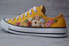 Embroidered Shoes Vans, Embroidery Converse Low Tops, Hand Embroidered Sneakers, Embroidered Tennis Shoes, Embroidered Converse Low Top, Creative Embroidery Inspiration Ideas, Shoe Embroidery Ideas, Converse Embroidery Ideas, Embroidery On Converse