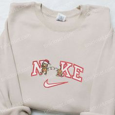 The Nike x Slinky Xmas Embroidered Shirt is the perfect blend of style and festivity. Made with high-quality materials, this shirt features a unique Christmas-themed embroidery that adds a touch of holiday spirit to your wardrobe. With its comfortable fit and trendy design, it is suitable for any occasion. Stand out from the crowd and [...] Nike Cartoon, Nike Inspired, Embroidered Apparel, Best Family Gifts, Mike Wazowski, Shirt Nike, Daisy Duck, Hoodie Material, Custom Nikes