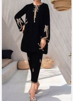 Plazo Suit Design, Black Velvet Suit, Velvet Suit Design, Velvet Kurta, Punjabi Suit Boutique, Maharani Designer Boutique, Winter Suits, Designer Punjabi Suits